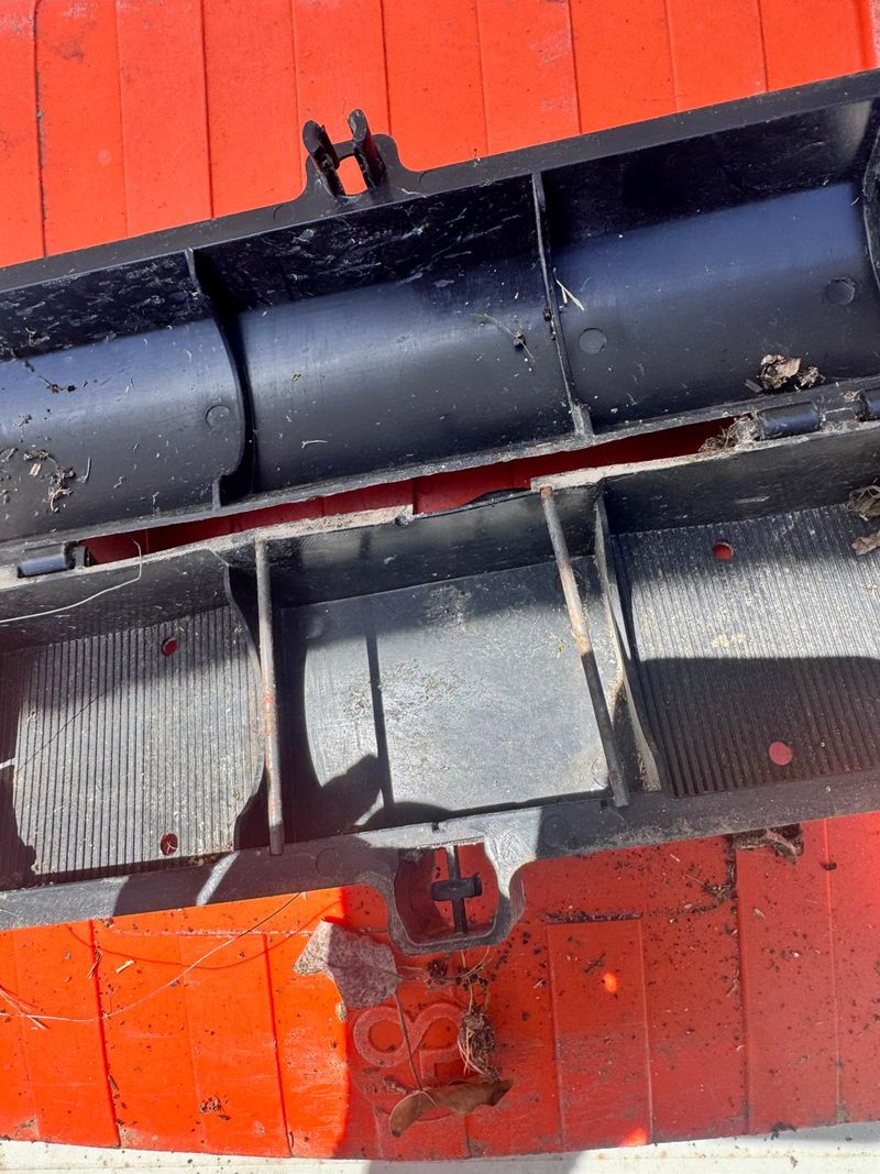 Interior de una estación portacebos de seguridad con varillas para fijar el cebo